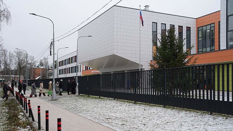 "Проверим, как охрана работает": в Петербурге мужчина спокойно пронёс в школу нож и газовый баллончик