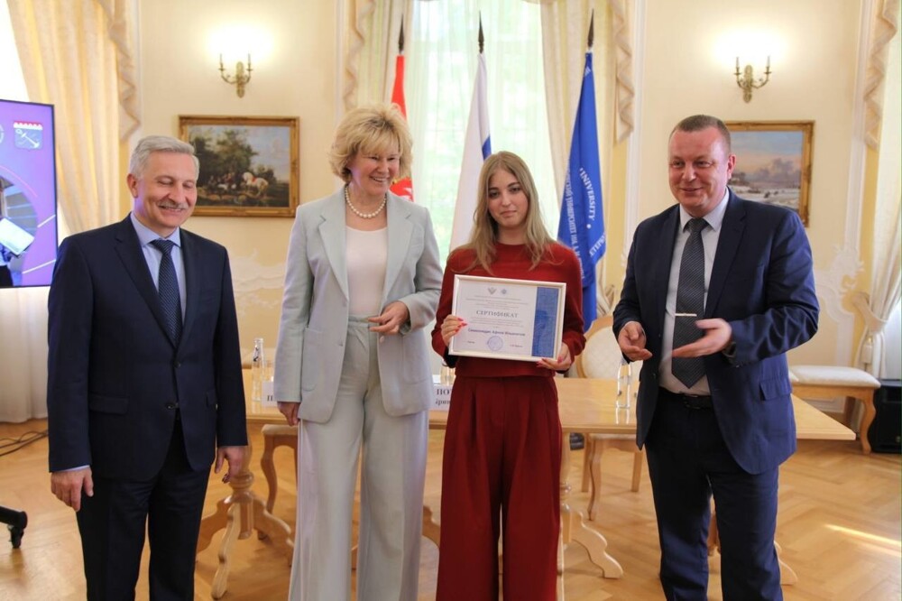 Молодую учительницу, задержанную по подозрению в совращении учеников, могли оклеветать