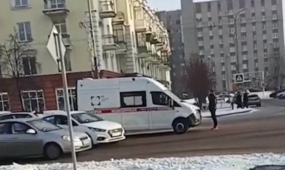 В Новокузнецке мужчина из-за разборок на дороге перегородил путь скорой