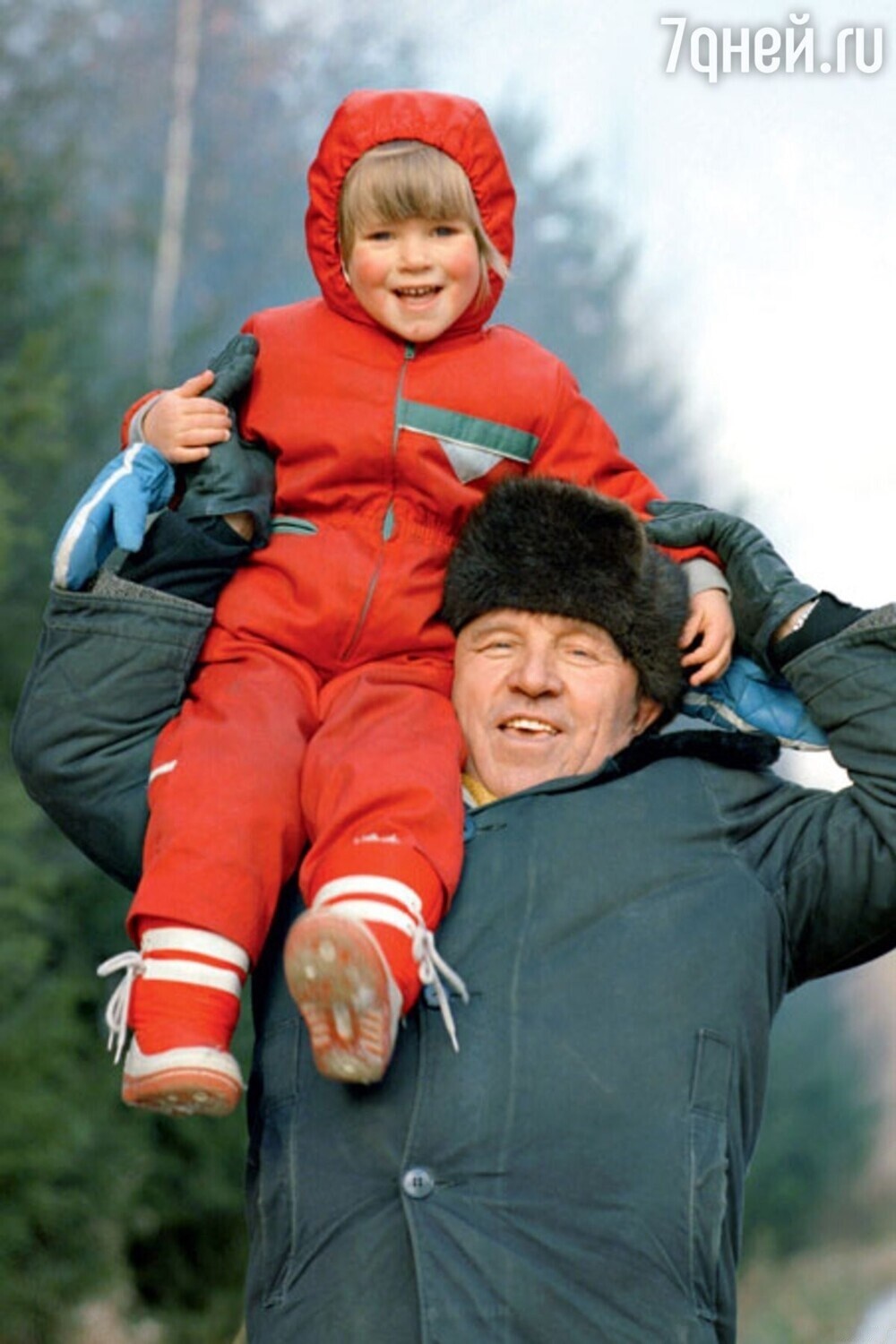 Михаил Ульянов с внучкой Лизой, 1987 год.