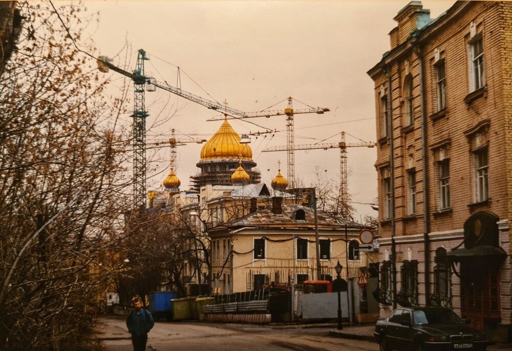 Вид на Гагаринский переулок и строительство Храма Христа Спасителя