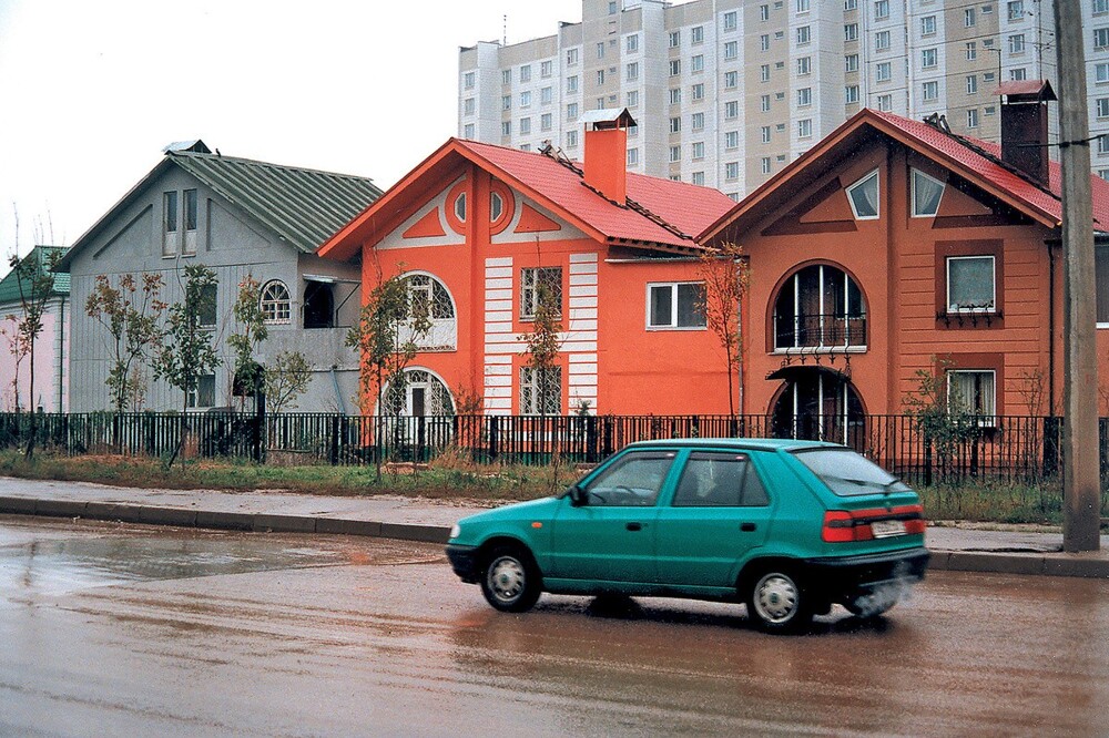 Новенькие коттеджи в Южном Бутово на улице Поляны. Красок в снимок добавила и зелёная Шкода Фелиция.
