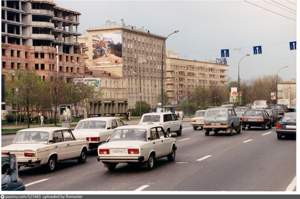 Садовая-Триумфальная улица, вид на Оружейный переулок. Автопарк Москвы, по-прежнему в большей своей части - отечественный.