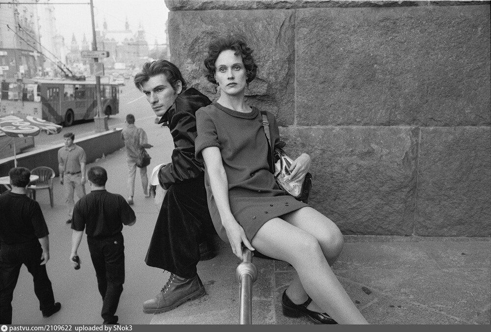 Модные ребята около Центрального Телеграфа.