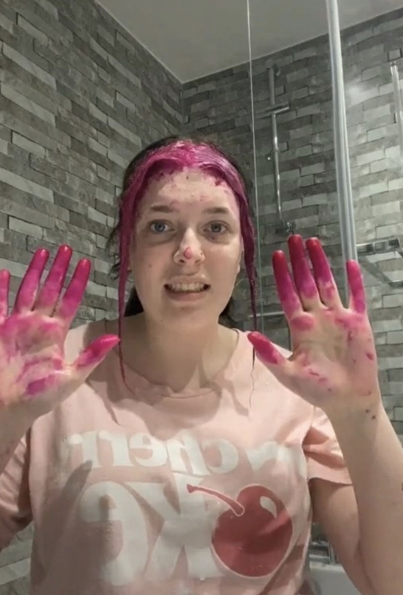 А вдруг она не только пряди собиралась красить в розовый?