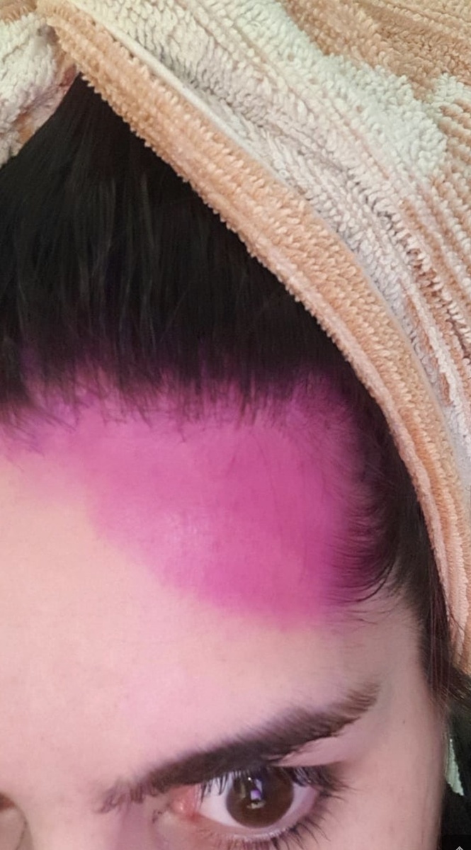 17 фотографий девушек, которые решились сами покрасить волосы, но что-то пошло не так