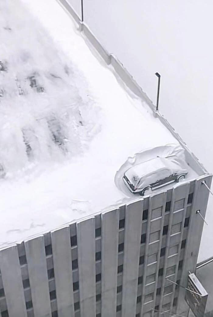 3. Машину занесло на крышу 