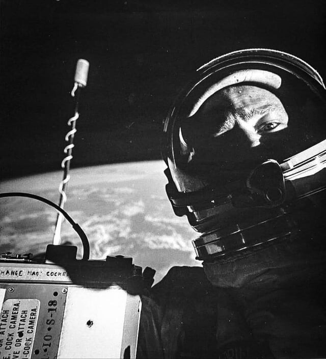 8. Первый автопортрет в космосе, сделанный Баззом Олдрином в 1966 году