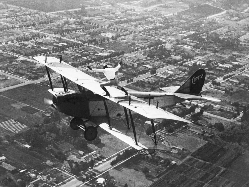 2. Ормер Локлир стоит на крыле биплана Curtiss JN-4D, известного как Кертисс Дженни, июнь 1920 года