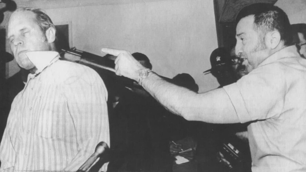 4. Фотография, удостоенная Пулитцеровской премии: Тони Киритсис держит дробовик у головы своего ипотечного брокера, Ричарда Холла, Индиана, 1977 год