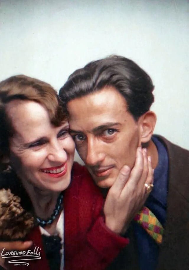 15. Испанский художник-сюрреалист Сальвадор Дали и его жена Гала в фотокабине, 1930-е годы