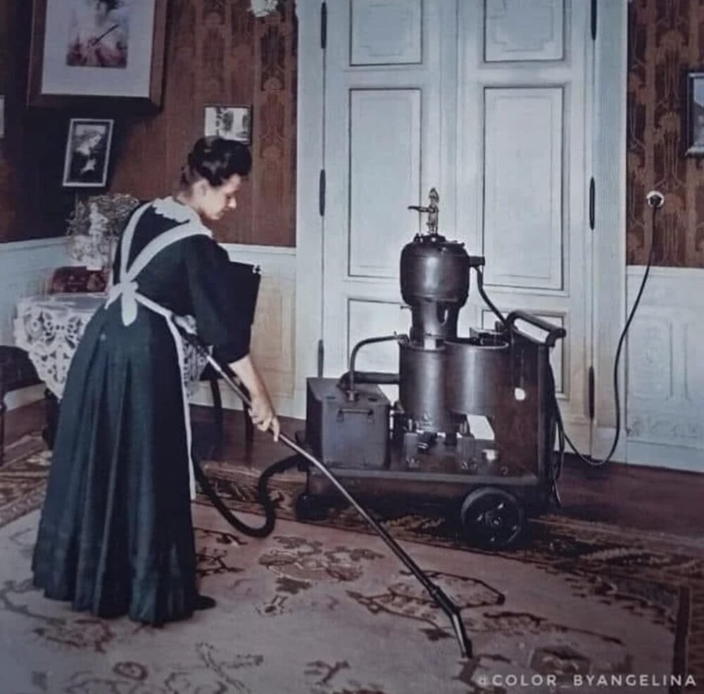 14. Горничная убирает в доме с помощью первого бытового пылесоса, 1906 год