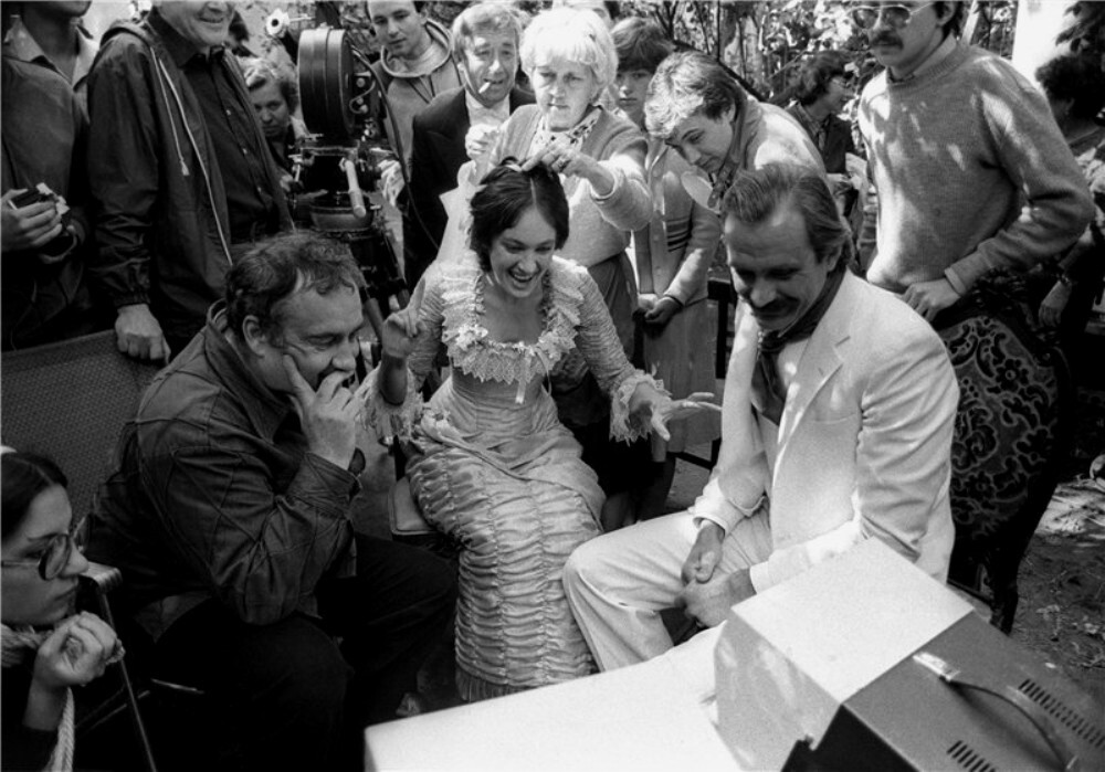 Эльдар Рязанов, Лариса Гузеева, Никита Михалков, Борислав Брондуков на съёмках «Жестокого романса».