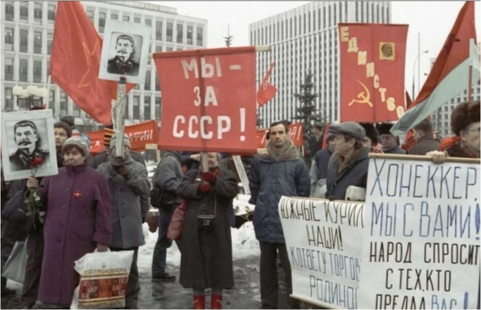 Митинг на Октябрьской площади, организованный Союзом рабочих Москвы.