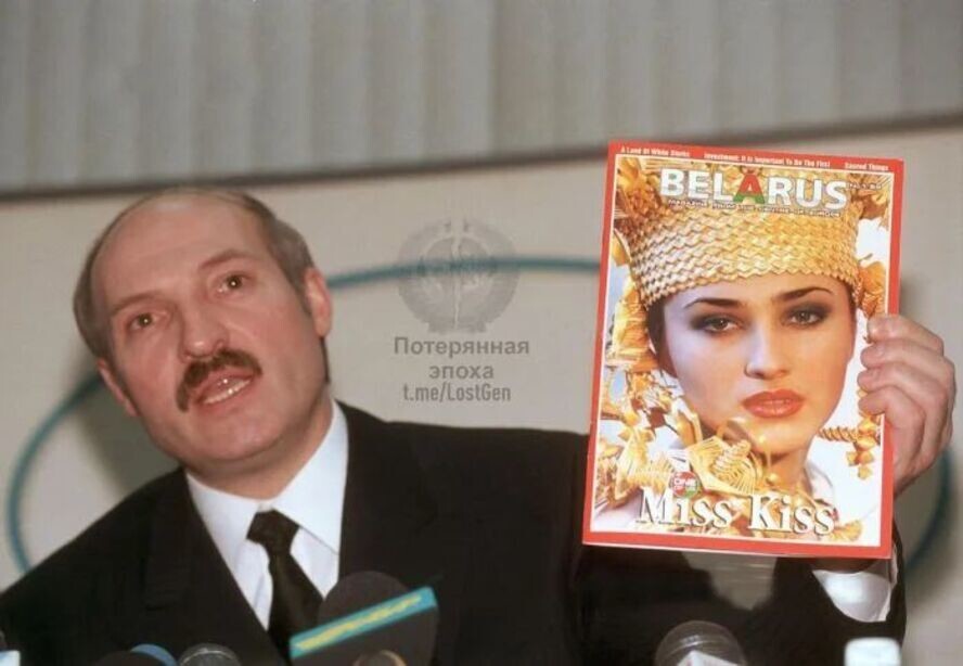 Александр Лукашенко презентует белорусский журнал на английском языке "Belarus - Magazine from the centre of Europe", 1999 год