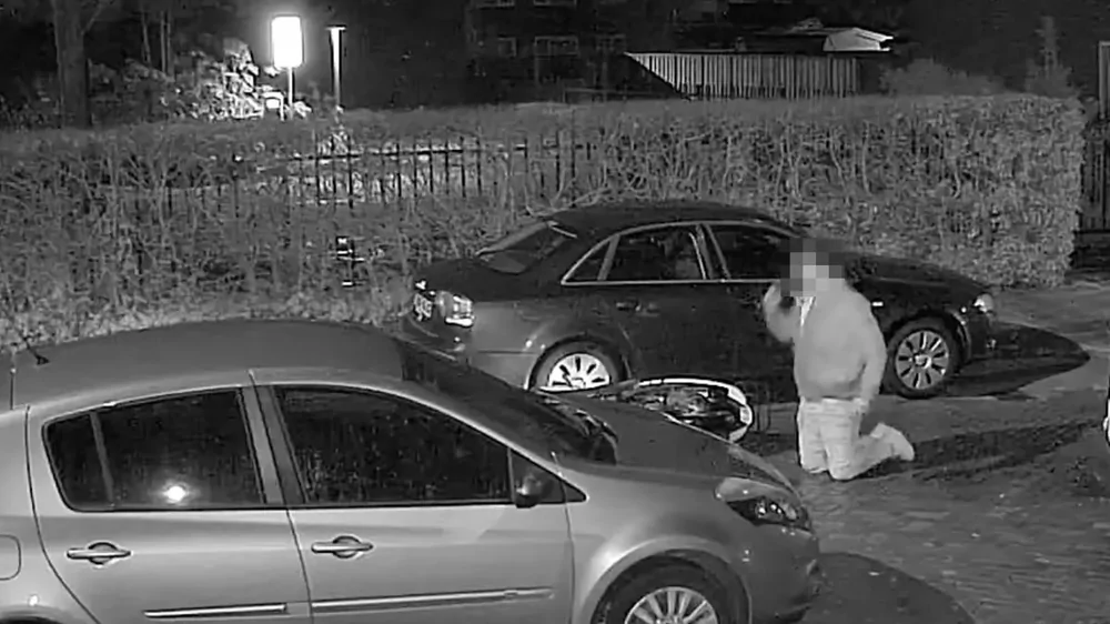 Водитель скутера жестко упал лицом вниз после столкновения с автомобилем