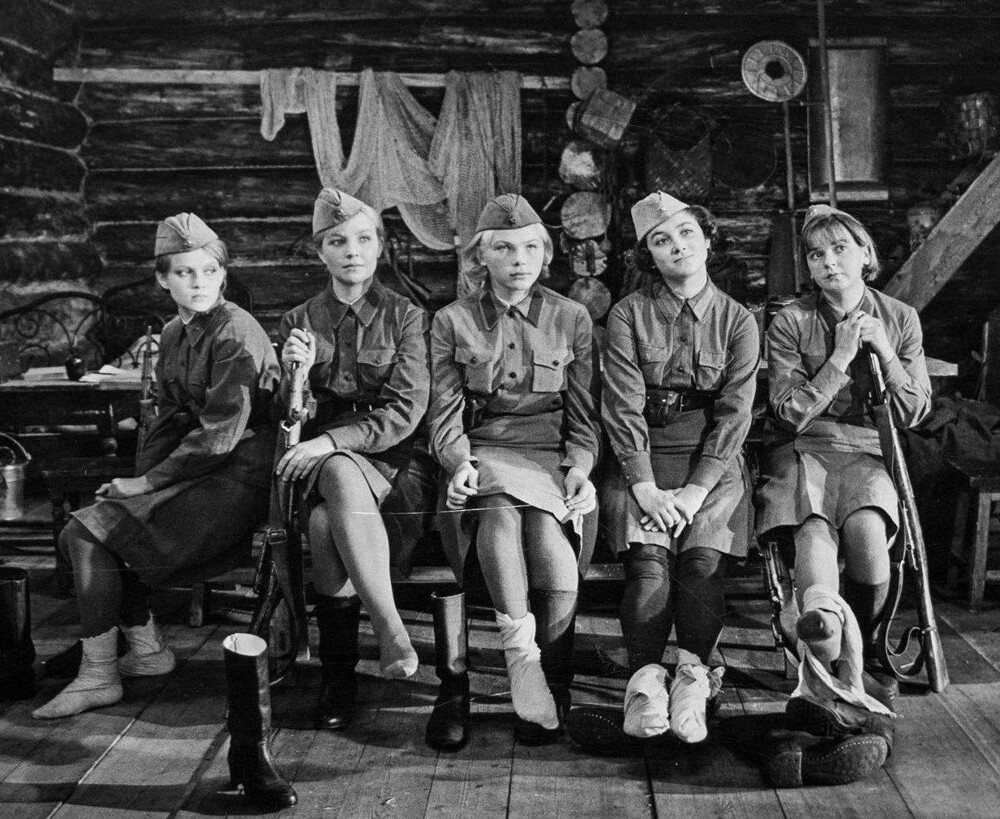 Ирина Шевчук, Ольга Остроумова, Елена Драпеко, Ирина Долганова и Екатерина Маркова в фильме «...А зори здесь тихие»
