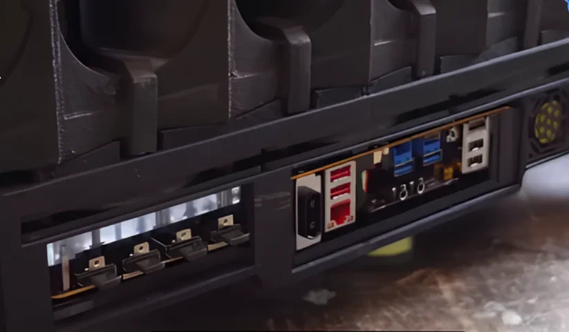 Парень собрал ПК внутри батареи