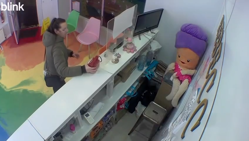 Парочка украла банку с чаевыми из китайской закусочной