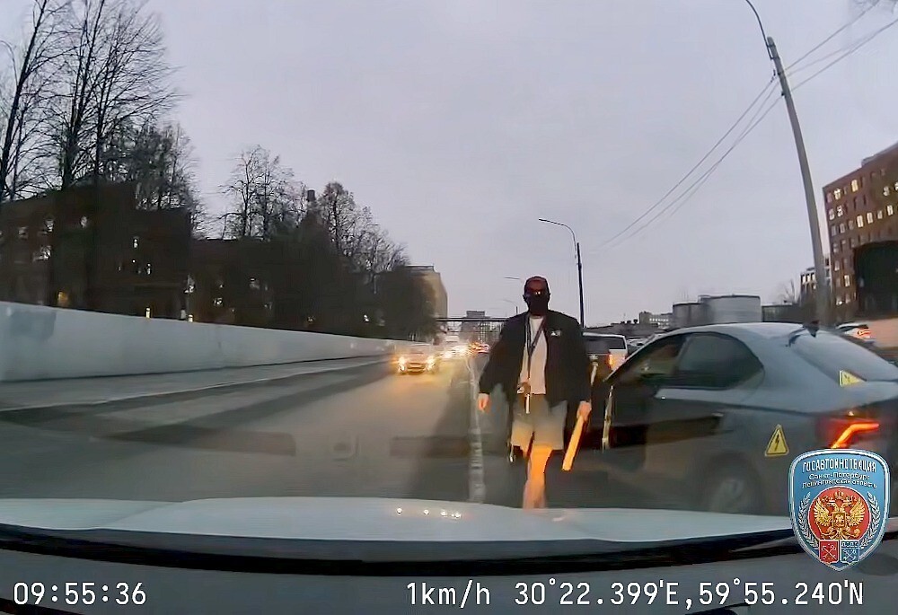 Показал какой он крутой. Полиции это не понравилось