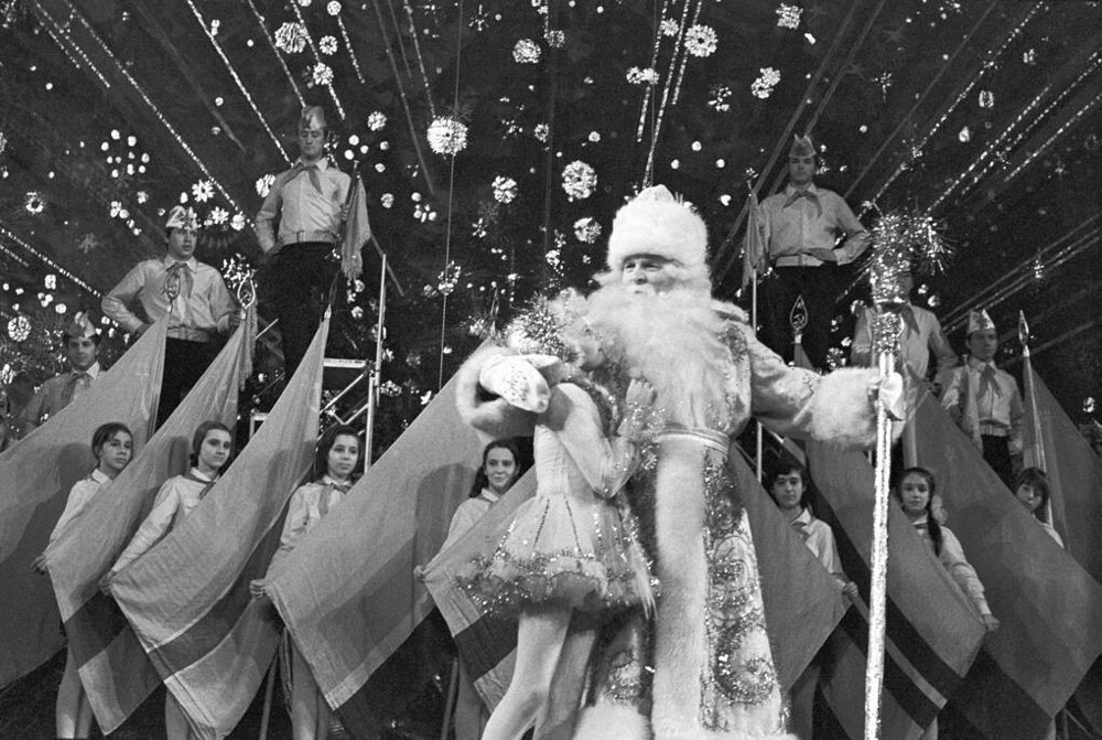 15. Дед Мороз и Снегурочка поздравляют детей с Новым годом. СССР. 1973 год. Фото Валентина Кузьмина и Валерия Христофорова