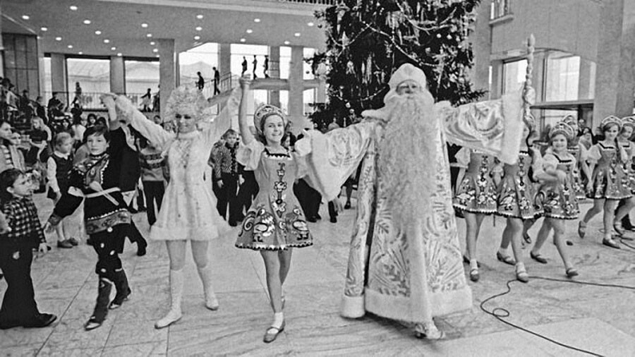 4. Главные новогодние персонажи встречают гостей у ёлки. СССР. 1973 г. Фото Валентина Кузьмина и Валерия Христофорова