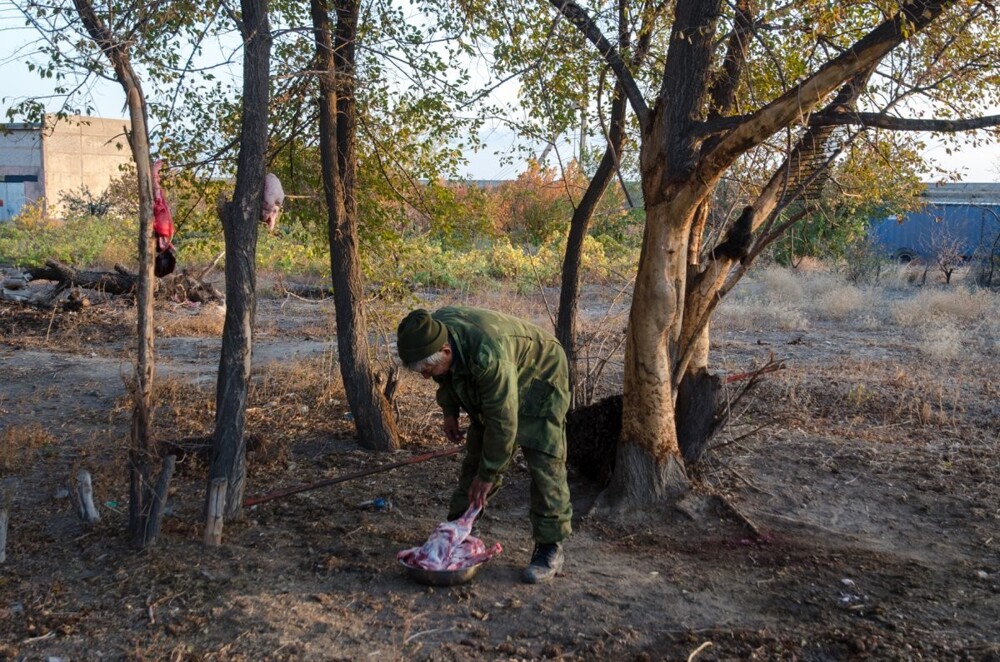 Случайно путешественник забрёл на луковую плантацию, где этот человек разделывал барана. Он со своей семьёй пригласил велосипедиста отобедать ягнёнком с чаем и водкой под рассказы об охоте в степи 