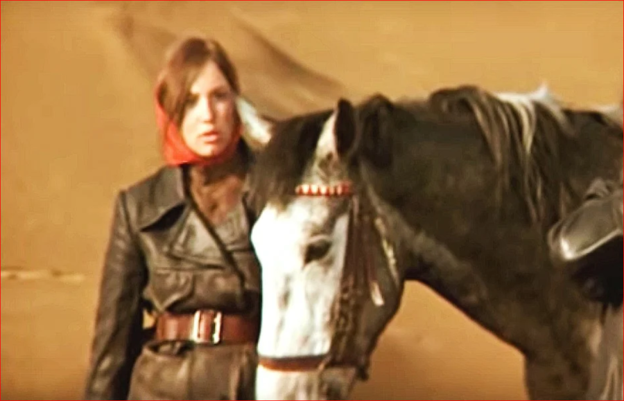 Кожанка и красный платок