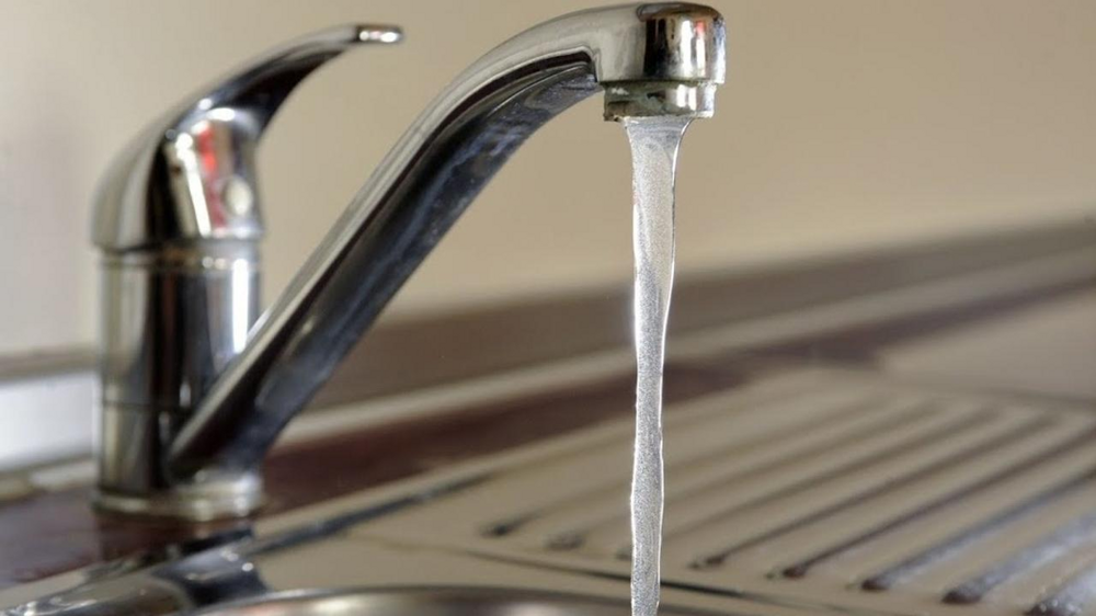 Почему бьет током от воды из крана