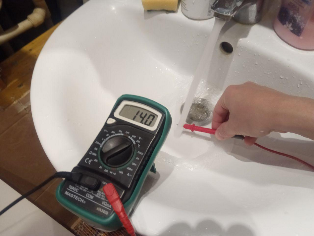 Почему бьет током от воды из крана