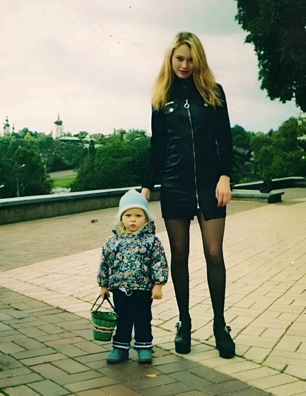 Молодая мама на прогулке, 1998 год
