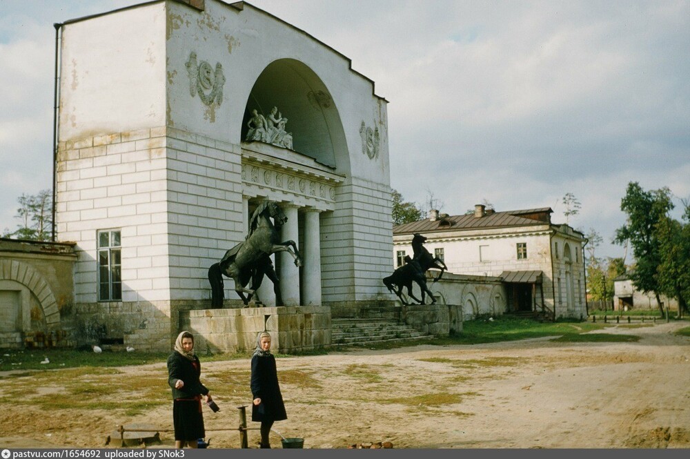Женщины набирают воду около конного двора в парке Кузьминки, что в Москве