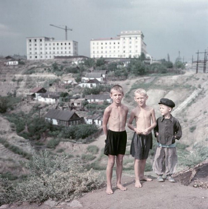 Переносимся в Сталинград (ныне - Волгоград). Овраг Долгий и строящийся комплекс зданий по улице Дымченко.