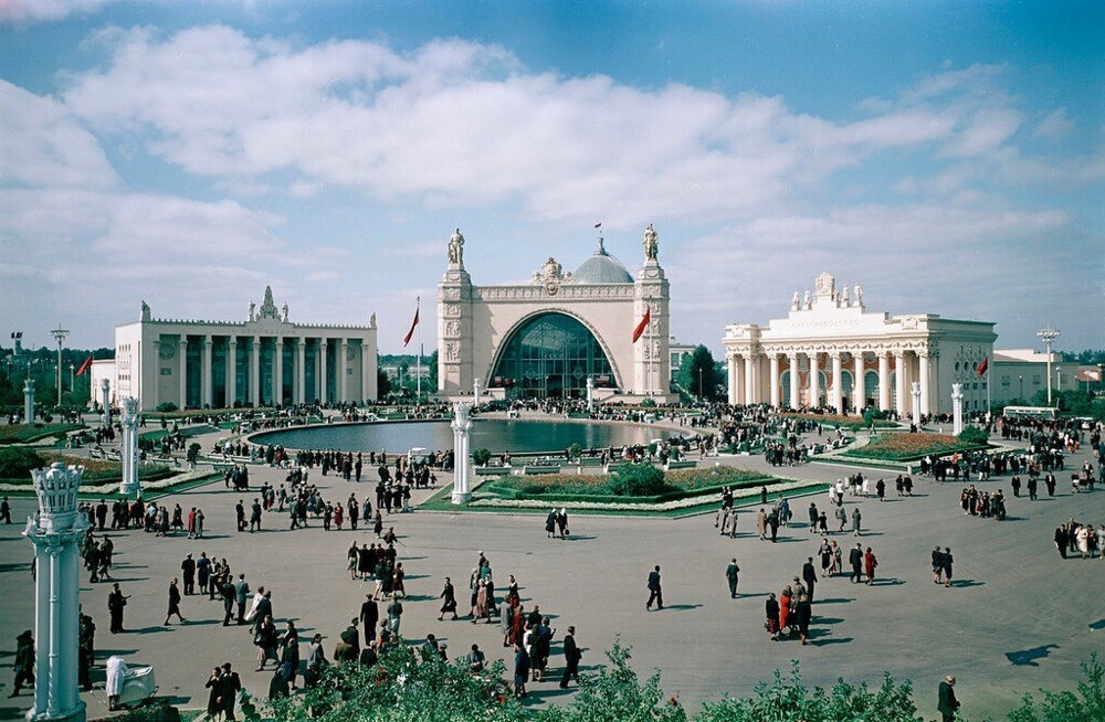 Внутри всё выглядело очень монументально 