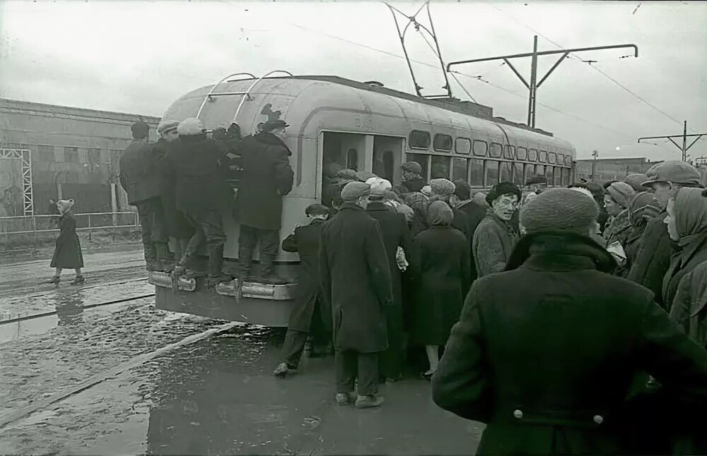 Свердловск (ныне - Екатеринбург). После смены на Уральском Турбинном заводе