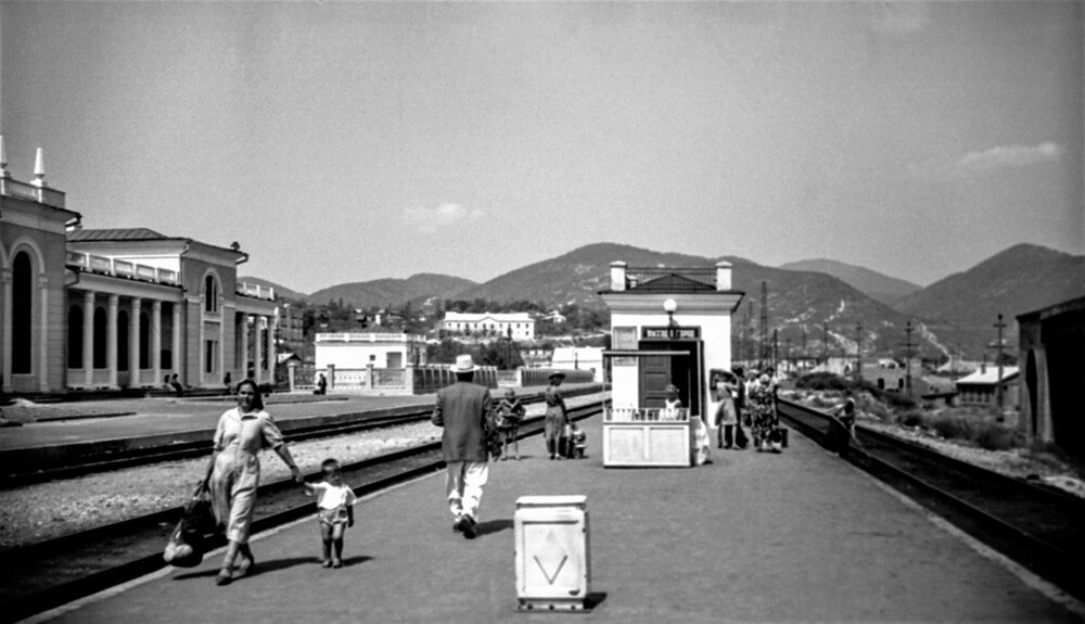 На перроне железнодорожного вокзала в городе Туапсе Краснодарского края