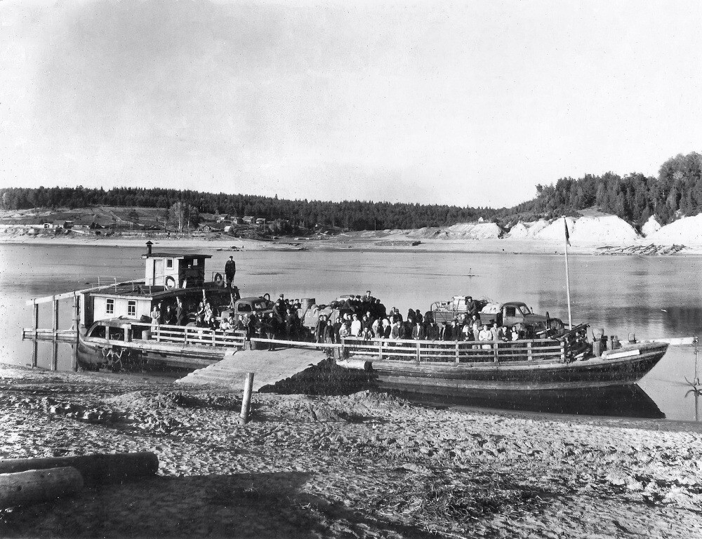 Екатерининская паромная переправа через реку Иртыш в Омской области.