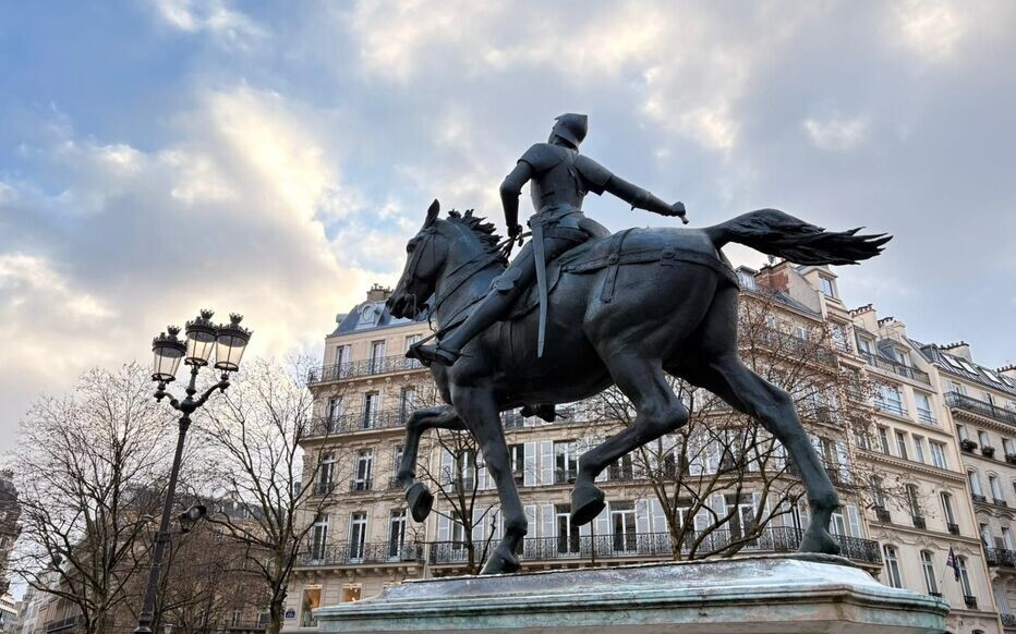 В Париже вандал обезоружил Жанну д'Арк