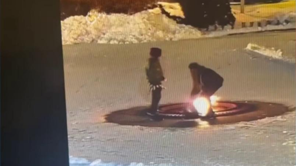 Парень и девушка пытались прикурить сигарету в чаше Вечного огня и похитили корзину с цветами