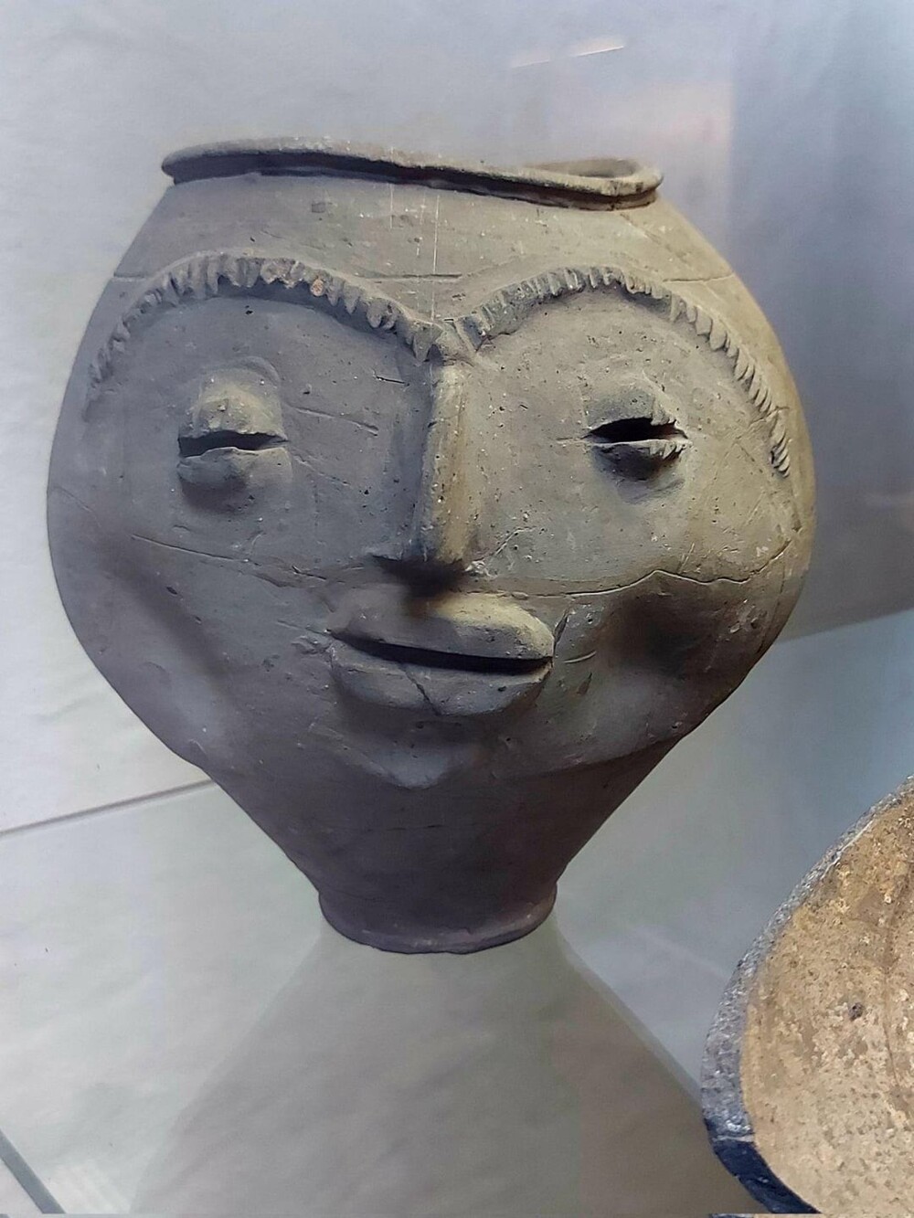17. Очень интересный римский сосуд в форме человеческого лица, II век н.э.