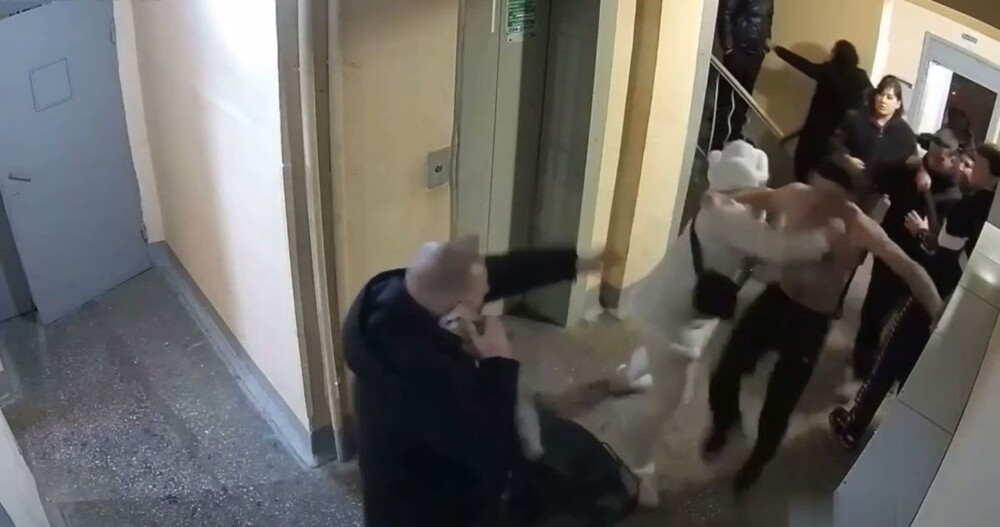 Драка в казанском подъезде попала на видео