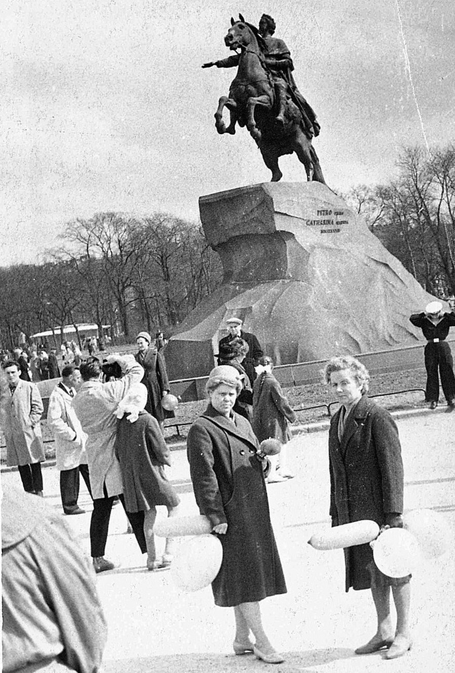 У «Медного всадника», Ленинград.  Фотография из архива Наталии Севастьяновой