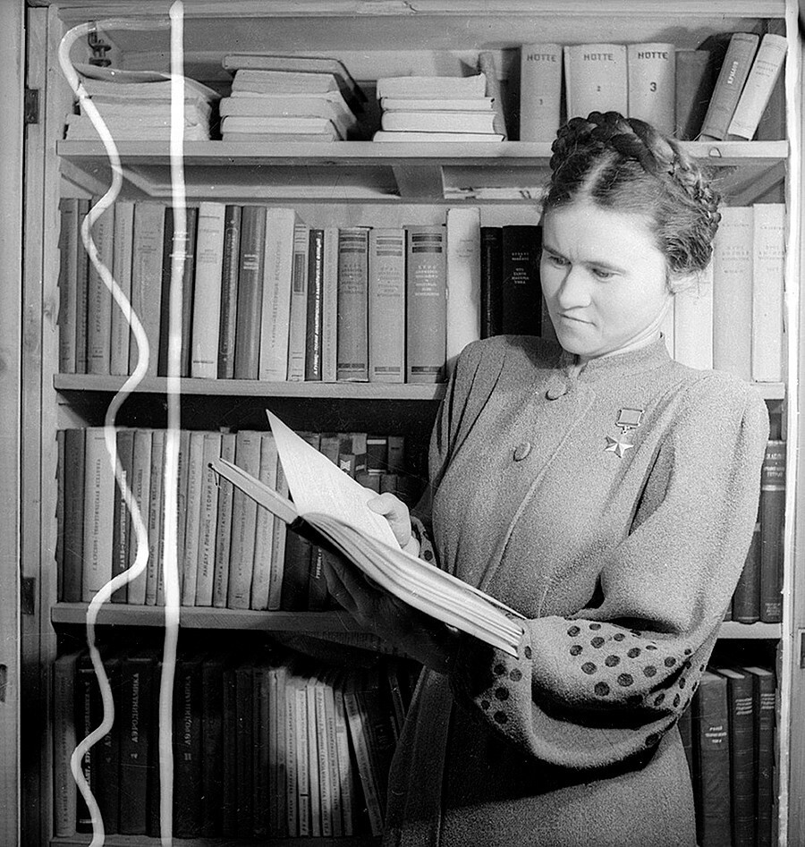 Евдокия Борисовна Пасько, Герой Советского Союза, штурман эскадрильи 46-го гвардейского ночного бомбардировочного авиационного полка.  Евгений Халдей