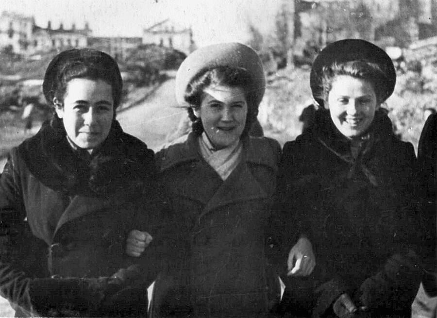 Подружки-одноклассницы на улице разрушенного Минска.  Архив Владимира Александровича Карлова