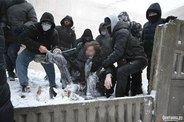 Градозащитники не смогли помешать сносу сталинского здания с колоннами в Петербурге