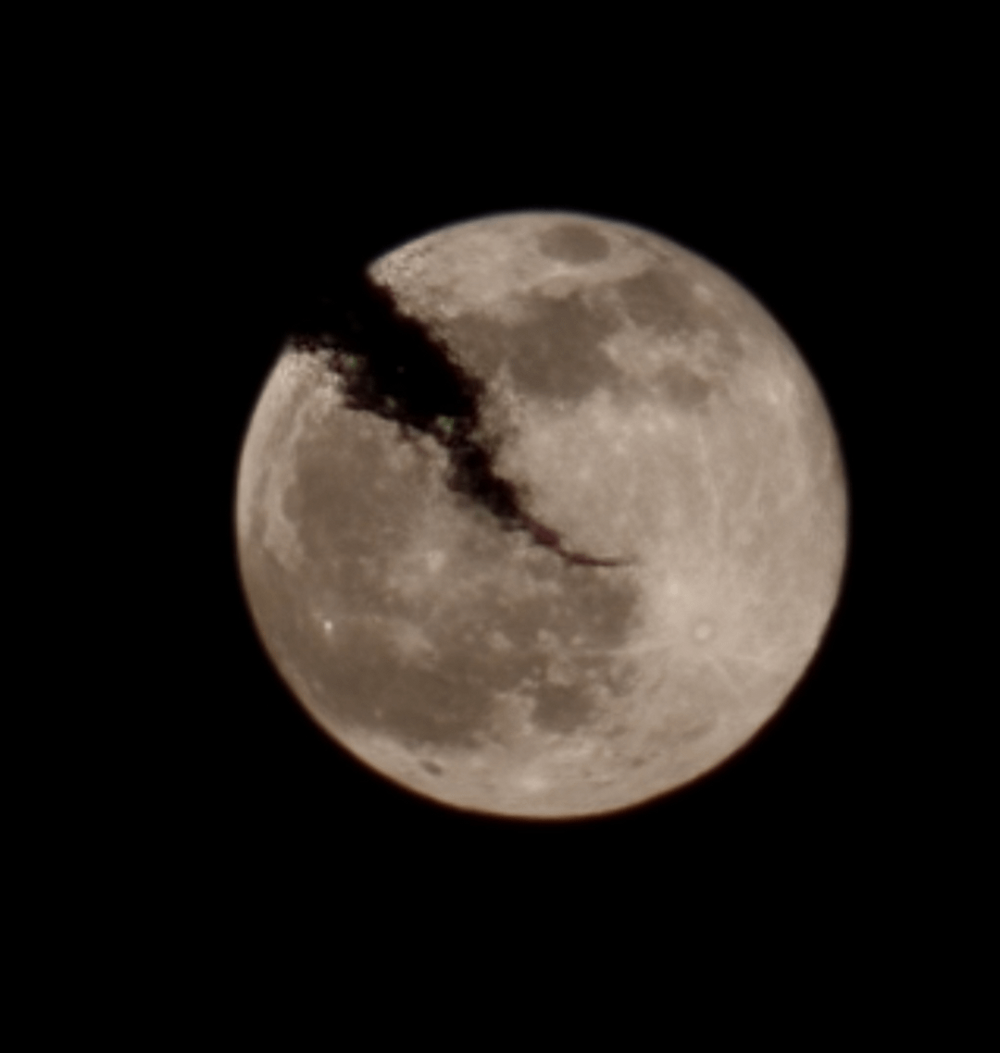 16. Когда кто-то решил попробовать кусочек луны