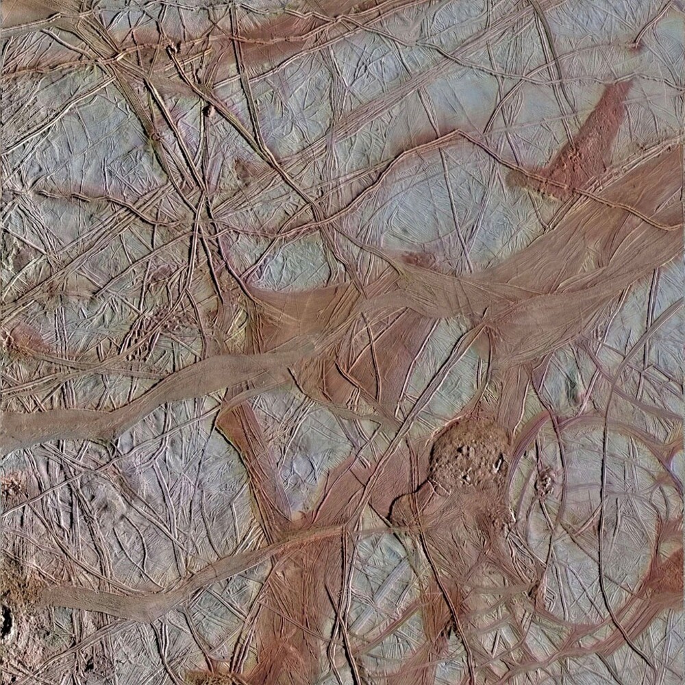 Полюбуйтесь на восстановленные снимки юпитерианской Европы из архива NASA