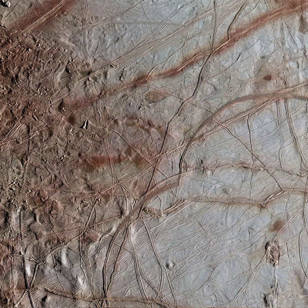 Полюбуйтесь на восстановленные снимки юпитерианской Европы из архива NASA