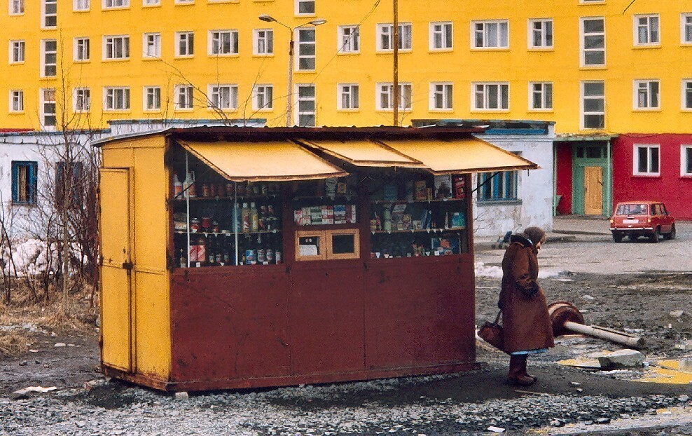 Ларёк в Мурманской области, 1994 год.