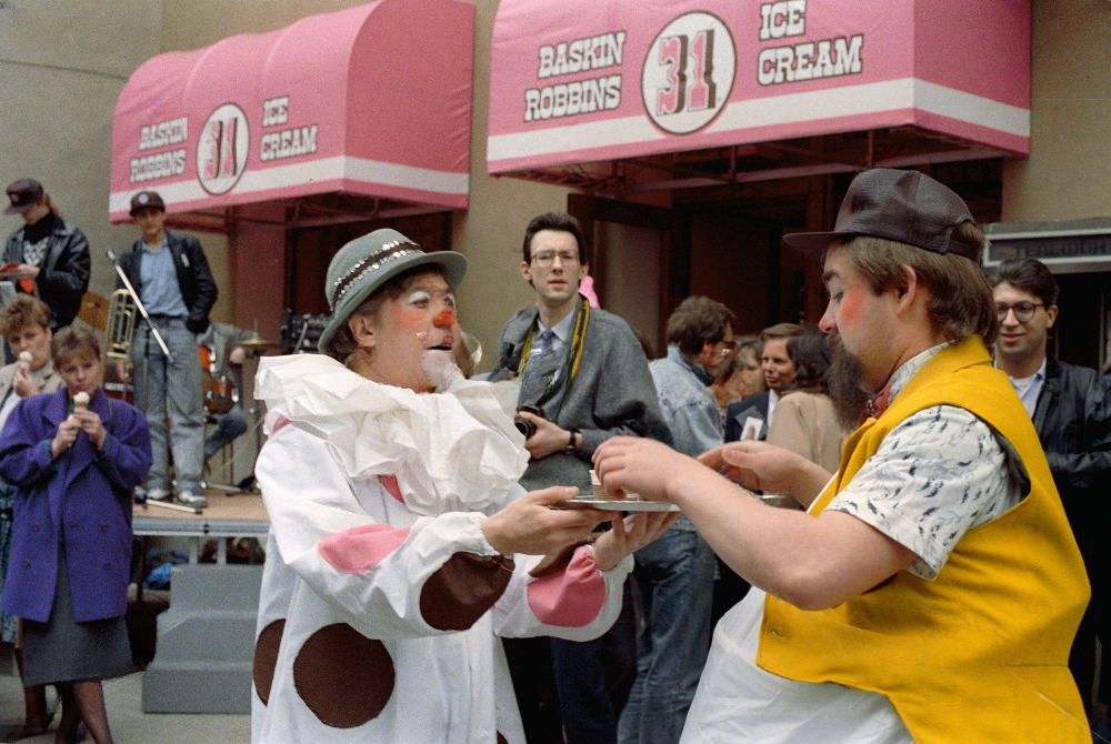 Угощение мороженым у нового кафе-мороженого "Баскин Роббинс", открытого совместно с "Мосресторансервисом", на Старом Арбате, 8 июня 1990 года.